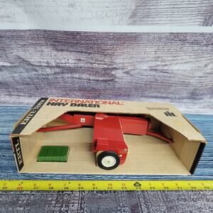 Vtg Ertl 1/16 International Harvester Square Baler w/bales in the box red/white